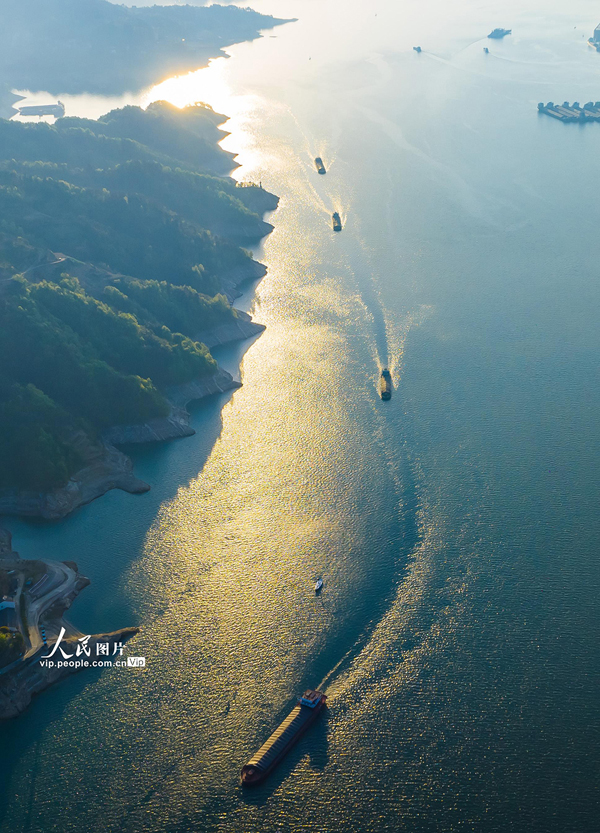 水上輸送で賑わう長江三峽　湖北省宜昌