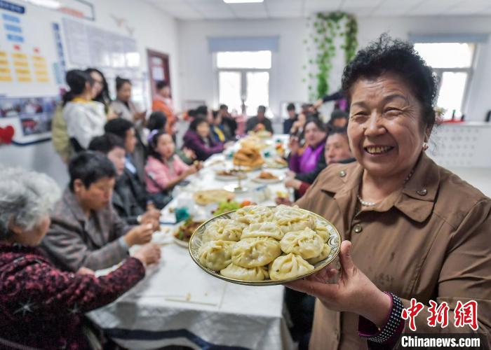 伝統(tǒng)祝祭日の「肉孜節(jié)」を共に祝う住民たち　新疆?烏魯木斉