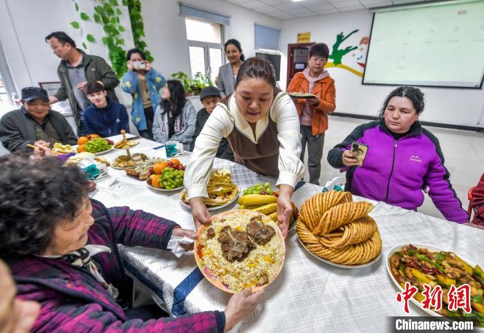 伝統(tǒng)祝祭日の「肉孜節(jié)」を共に祝う住民たち　新疆?烏魯木斉