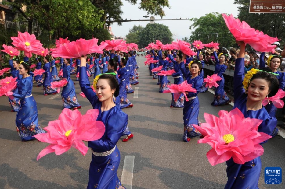 雲(yún)南省西雙版納傣族自治州景洪市で水かけ祭りの伝統(tǒng)文化パレードに參加した各民族の代表（4月14日撮影?李雲(yún)生）。