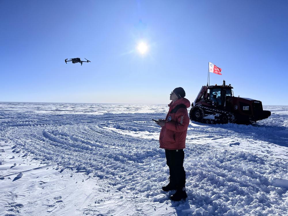 崑崙基地付近でドローンによる科學(xué)観測(cè)を行う中國第40次南極観測(cè)隊(duì)員の耿通氏。