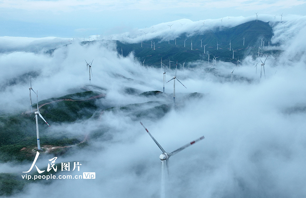 風(fēng)力発電機(jī)と雲(yún)海が織りなす幻想的な風(fēng)景　広西