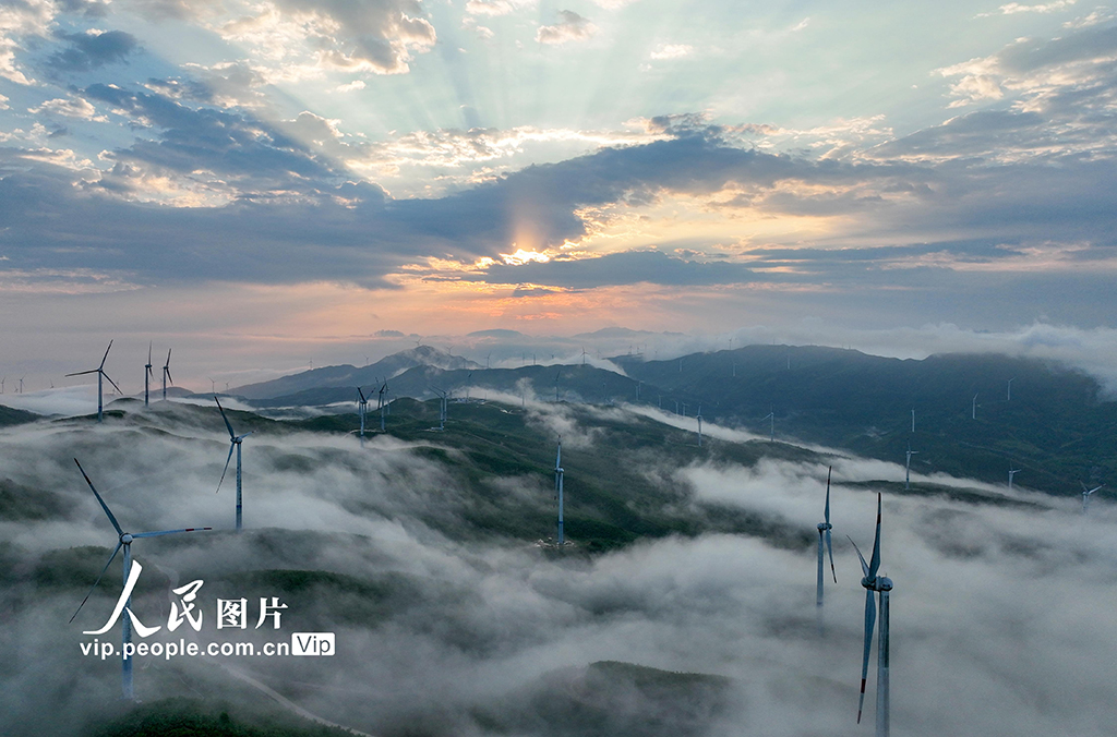 風(fēng)力発電機と雲(yún)海が織りなす幻想的な風(fēng)景　広西