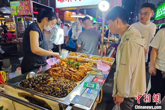 各地から食いしん坊が集まる広西?南寧市の大人気ナイトマーケット