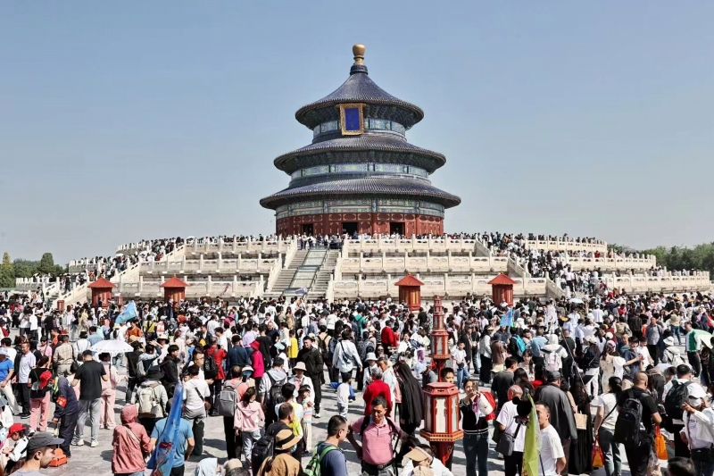 5月2日、天壇公園にはたくさんの観光客が訪れた。（撮影?王新）