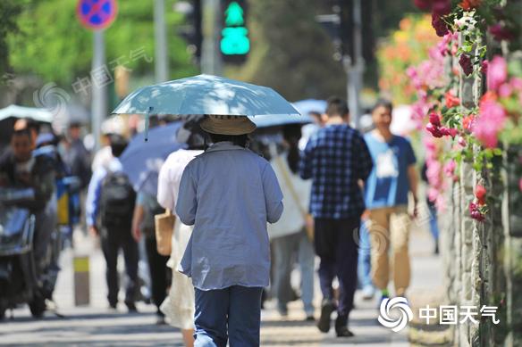 北京は強(qiáng)い日差しが照りつけ、すでに夏ムード。撮影?王暁