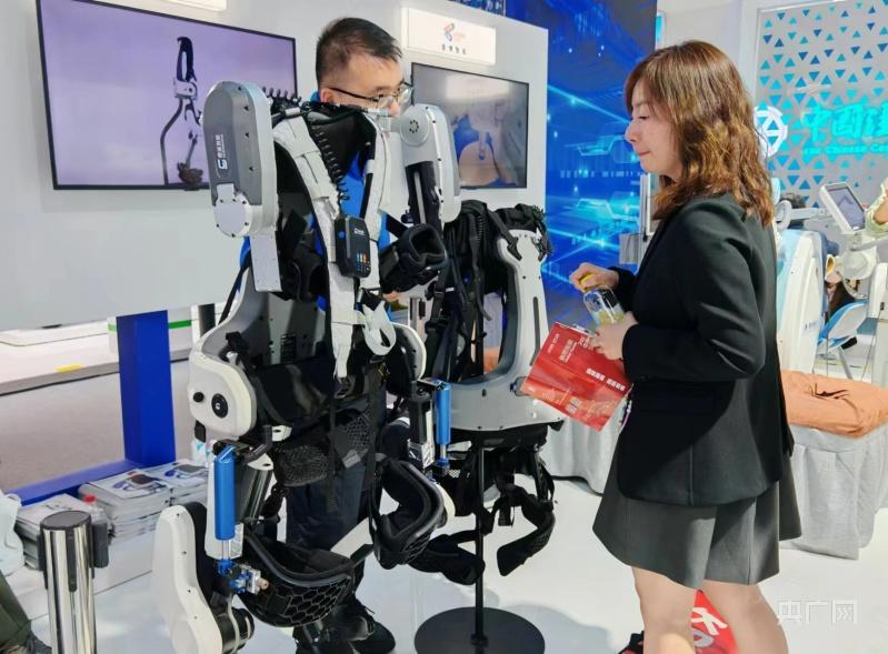 「傲鯊智能（ULS Robotics）」は外骨格ロボットを出展（撮影?馮麗）