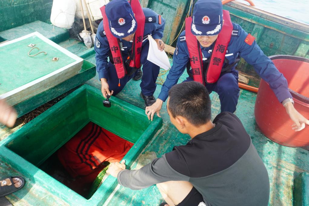 5月15日、漁船を検査する海警局の取締官。