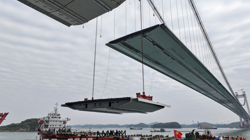 架設(shè)される竜門大橋の主航道橋の最後の鋼製箱桁（寫真提供?広西交通投資集団）。