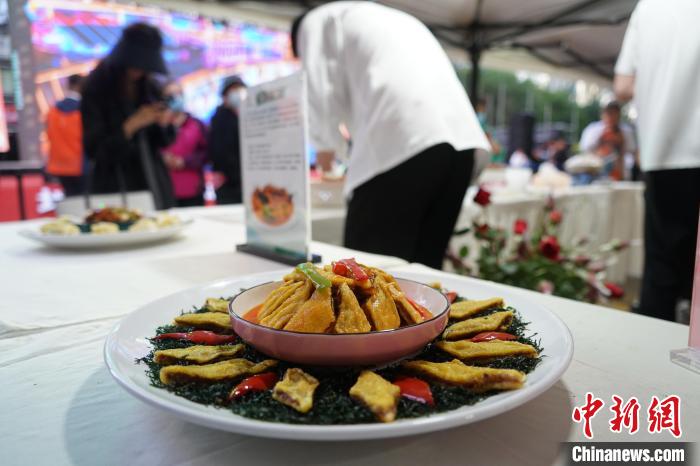 「小満」の節(jié)気に特色グルメ「老八盤」を味わう　青海省