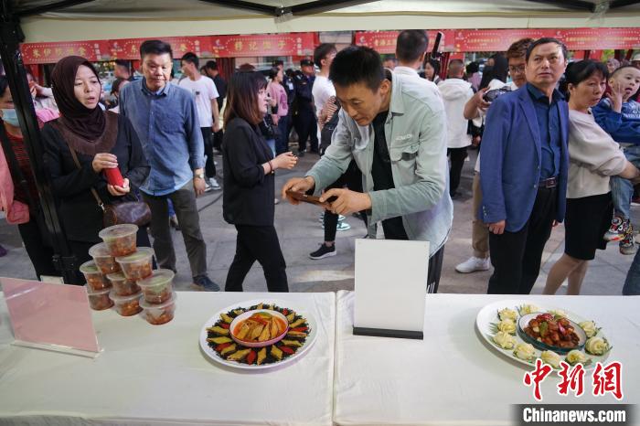 「小満」の節(jié)気に特色グルメ「老八盤」を味わう　青海省