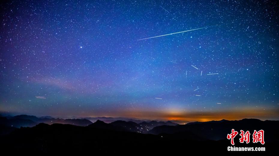 湖北の神農(nóng)架に広がる美しい星々が瞬く夜空（撮影?李開宇）。