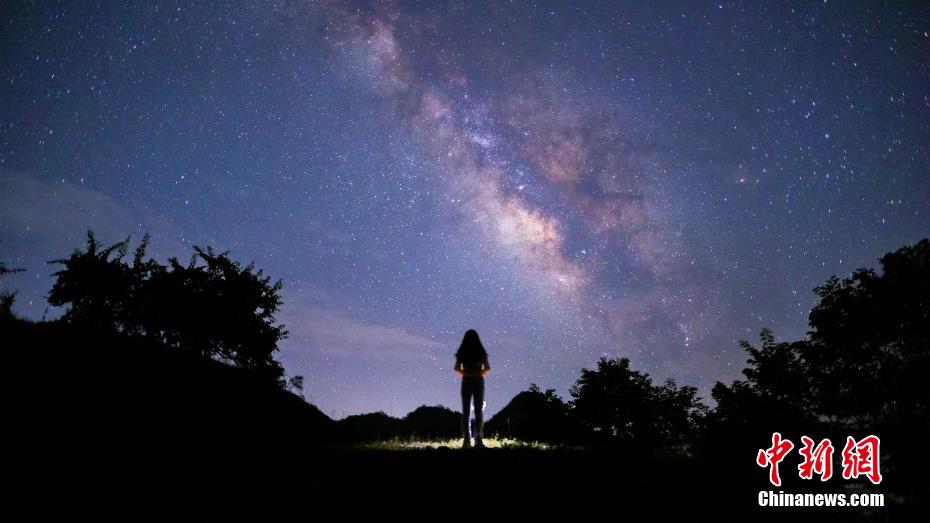 湖北の神農(nóng)架に広がる美しい星々が瞬く夜空