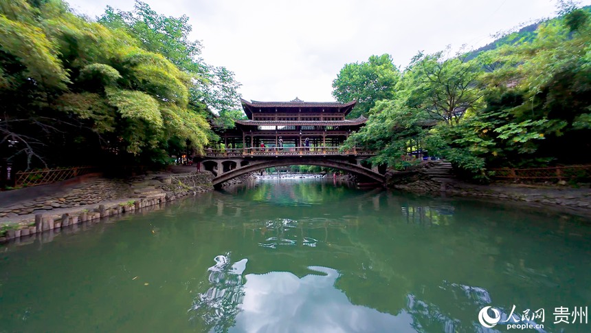 白水河に架かる風(fēng)雨橋（撮影?涂敏）。