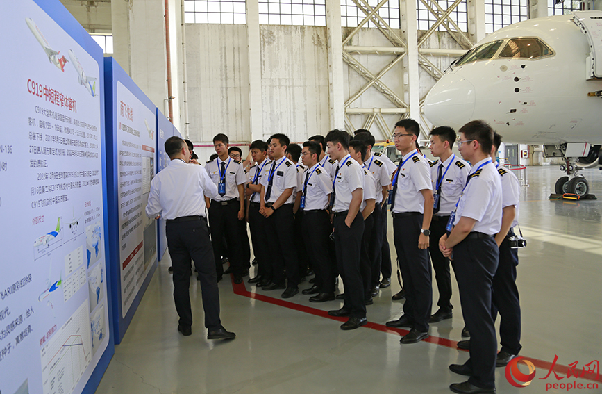 大型旅客機(jī)C919がキャンパスへ　中國(guó)獨(dú)自開(kāi)発の魅力を間近に體験する大學(xué)生