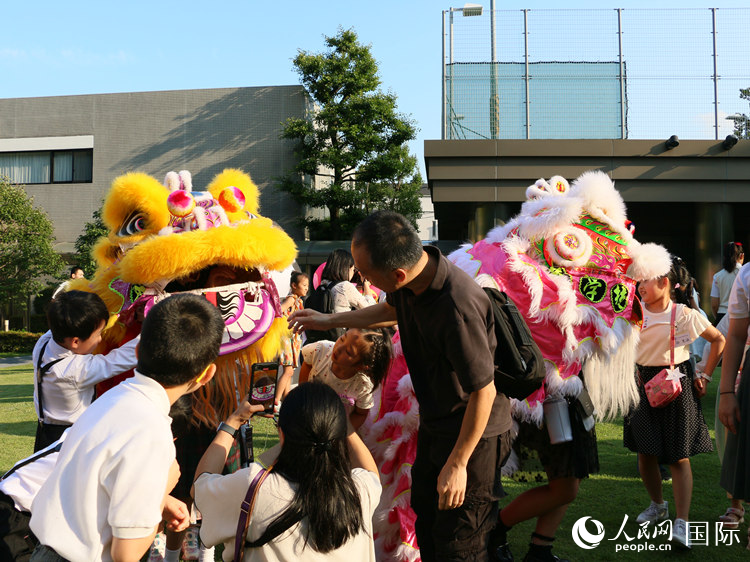 獅子舞に興味津々の子どもたち。（撮影?許可）