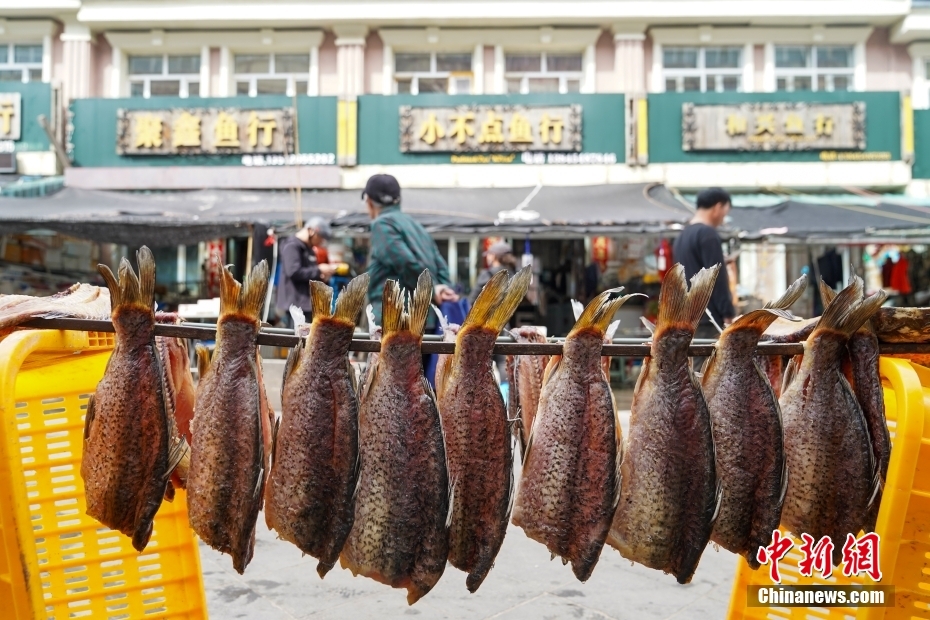 「東極魚(yú)市」で棹に干された魚(yú)の切り身（6月3日撮影?趙宇航）。