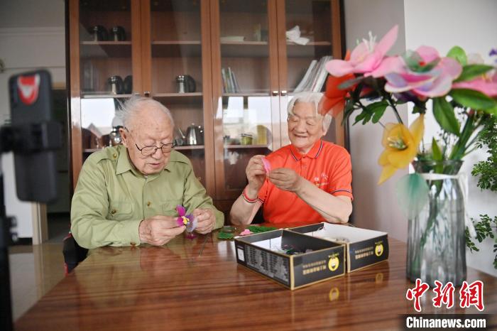 ライブ配信を楽しみ、充実した晩年を送る吉林省の90代の夫婦