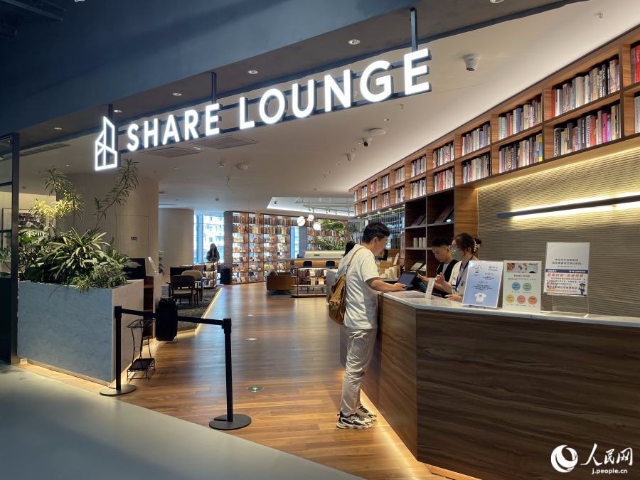 TSUTAYA BOOKSTORE 3階にあるシェアラウンジ（撮影?勝又あや子）。