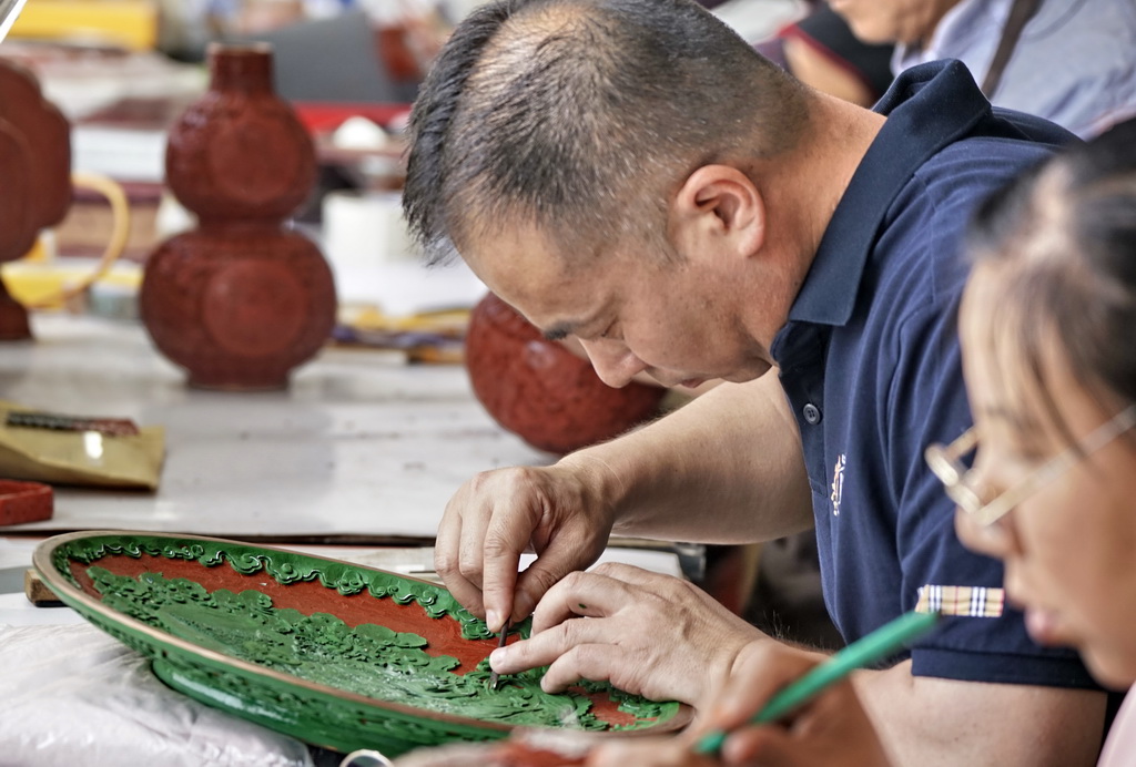 千年続く工蕓品「彫漆」に新たな風を吹き込む