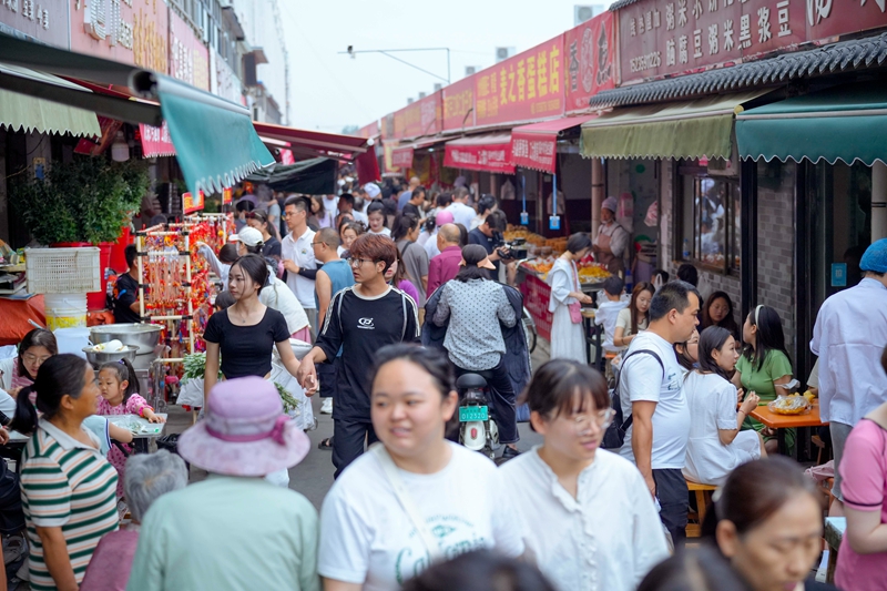 大勢の客でにぎわう東湖農(nóng)産物マーケット（撮影?張超寧）。