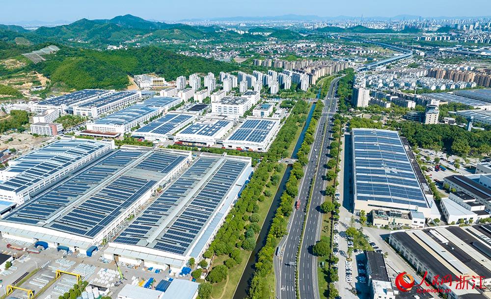 浙江省寧波市、屋根の上の「太陽光生産ライン」