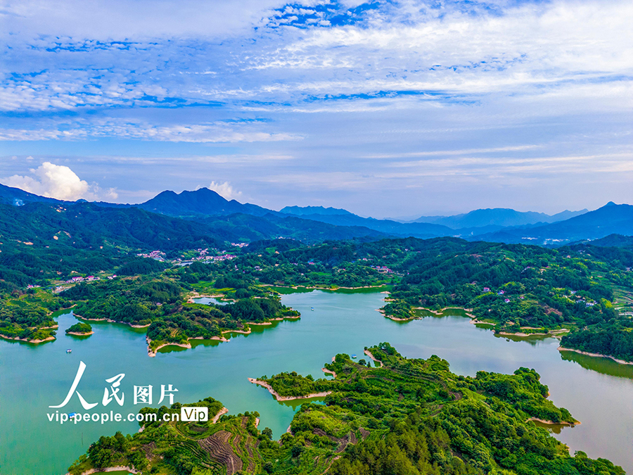 安徽省安慶市岳西県毛尖山郷林河村の天堂湖（6月10日撮影?熊鳳霞/寫真著作権は人民図片が所有のため転載禁止）。