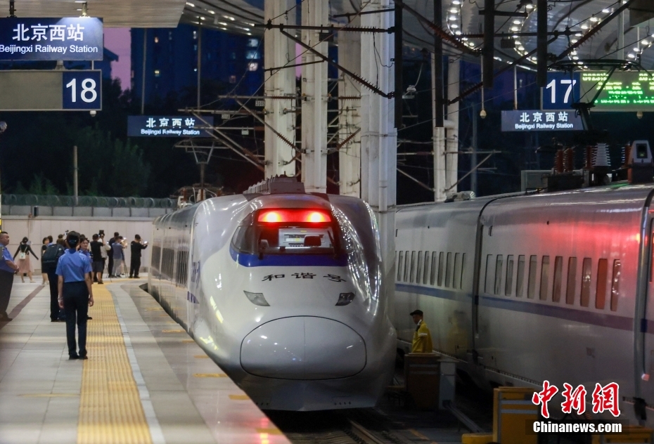 北京と香港を結(jié)ぶ初の高速寢臺列車が香港特區(qū)に到著