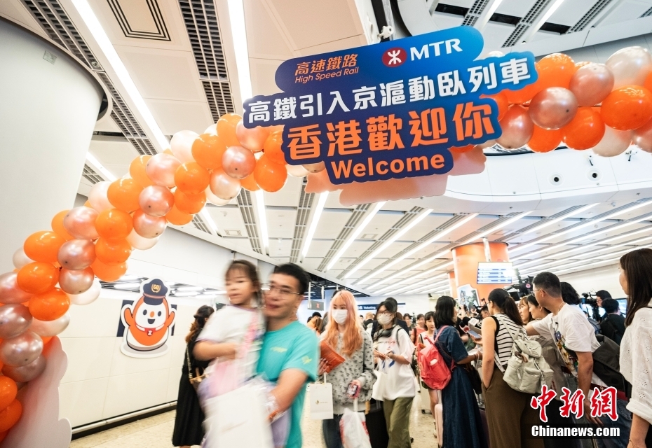 北京と香港を結(jié)ぶ初の高速寢臺(tái)列車が香港特區(qū)に到著