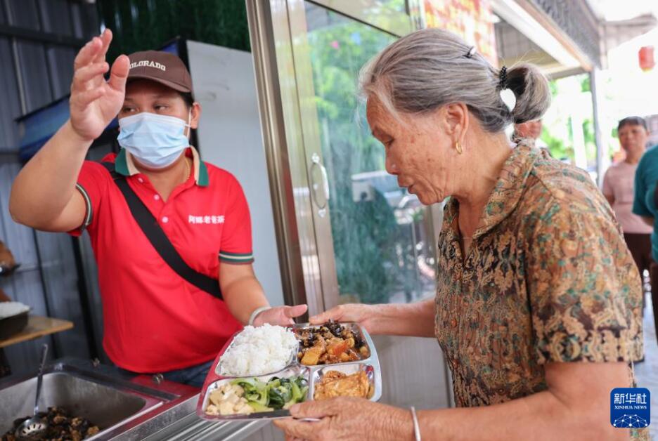 農(nóng)村の高齢者向けサービスレベルを引き上げる「幸せな食卓」　海南省東方