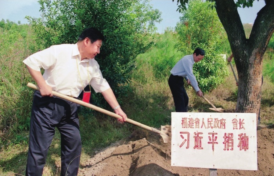 2001年10月、竜巖市長(zhǎng)汀県の土壌流出対策を視察し、河田世紀(jì)エコロジーパークでクスノキに土をかける習(xí)近平氏（『福建省における習(xí)近平（下）』より）