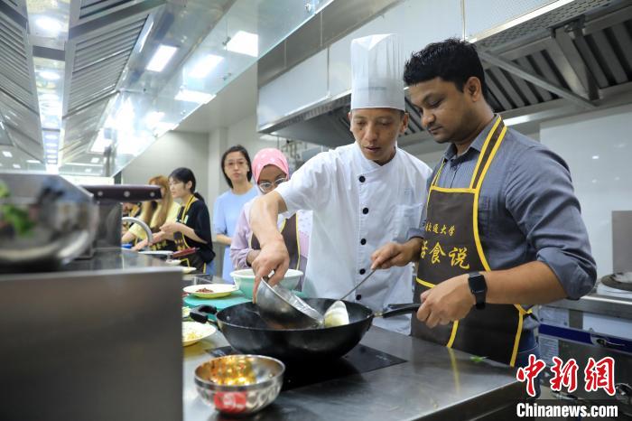 四川の大學(xué)が四川料理學(xué)ぶ講座開設(shè)、外國人留學(xué)生も聴講