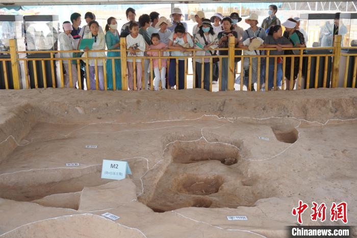 河南省鄭州市にある商都書院街墓地の遺跡発掘現(xiàn)場で行われた「都市考古學(xué)體験教室」の様子（6月19日撮影?韓章雲(yún)）。