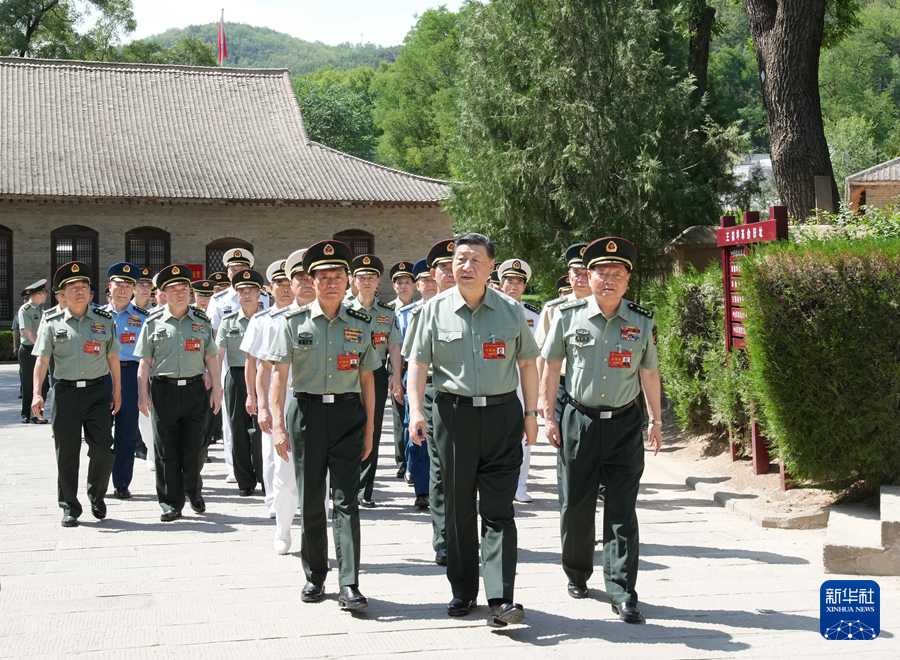 17日午後、軍事委員會(huì)の指導(dǎo)グループや各當(dāng)局の主要責(zé)任者を伴って王家坪革命跡地を訪れた習(xí)総書記（撮影?李剛）