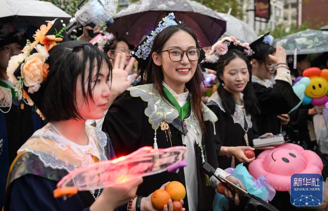 6月21日、雨の中行われた華中農(nóng)業(yè)大學(xué)のトラクター卒業(yè)パレード。