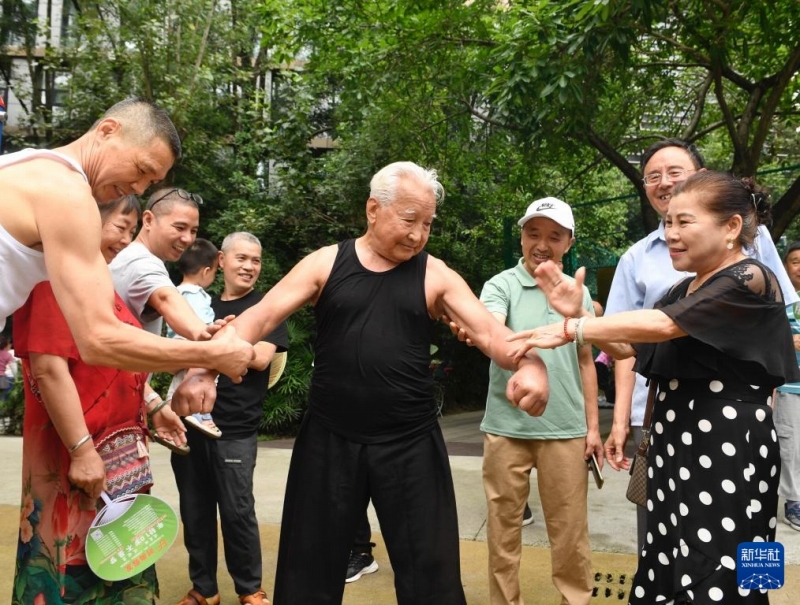 ストリートワークアウトに勵(lì)む平均年齢65歳の「マッチョおじいちゃん」たち　四川省