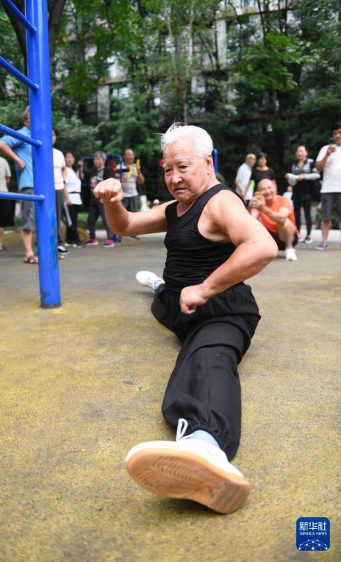 ストリートワークアウトに勵(lì)む平均年齢65歳の「マッチョおじいちゃん」たち　四川省