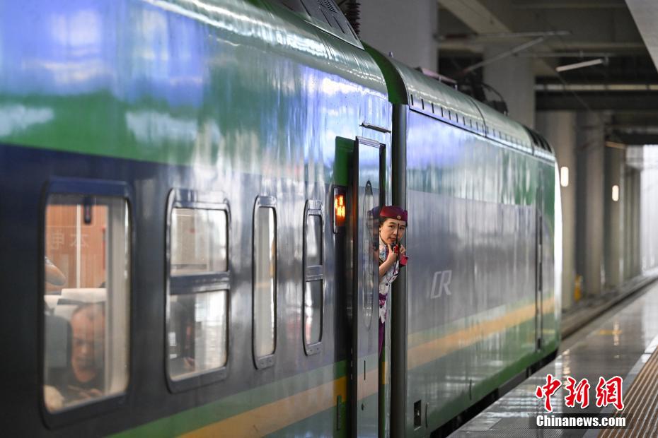 巴南高速鉄道の初発列車が重慶西駅を出発