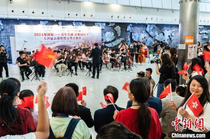 西九竜高速鉄道駅で祖國復(fù)帰祝賀フラッシュモブコンサート　香港特區(qū)