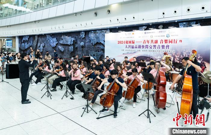 西九竜高速鉄道駅で祖國復(fù)帰祝賀フラッシュモブコンサート　香港特區(qū)