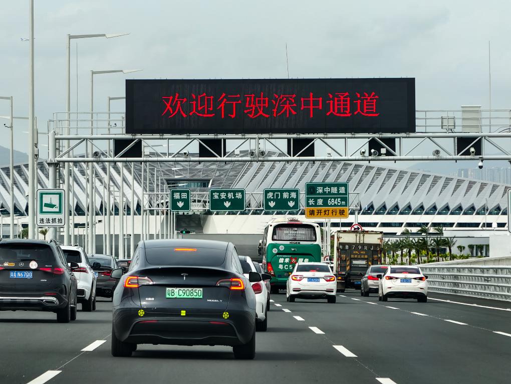 開通初日の「深中通道」の西人工島區(qū)間を走行する車両（撮影?劉大偉）。