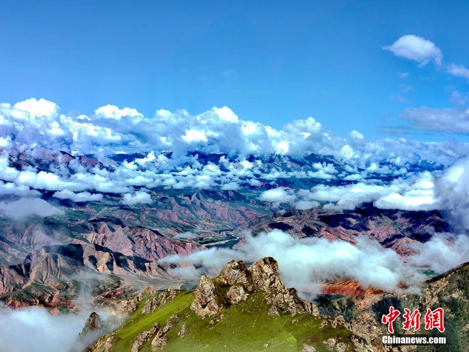 雲(yún)がたなびく山脈（撮影?趙海峰）。