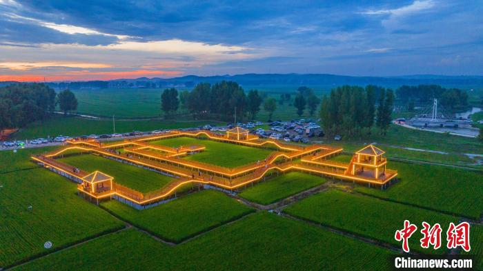 夏の夕方にのどかな田園の景色が広がる三合村（撮影?呉喜良）。