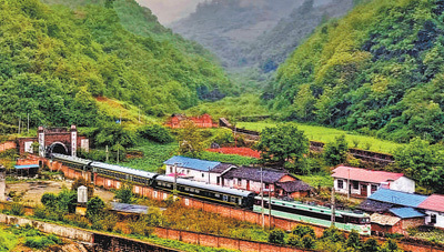 四川省涼山彝（イ）族自治州喜徳県で、成昆鉄道の沙馬拉達(dá)トンネルを通過(guò)する列車(chē)。（撮影と報(bào)道?宋豪新、熊笠）