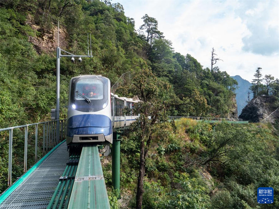 山や崖を登る中國初の「斷崖列車」を初體験