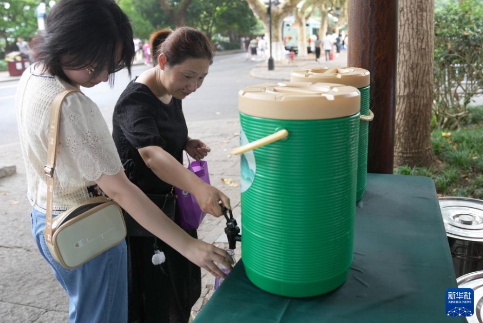 杭州西湖で「涼茶」を無料提供　浙江省