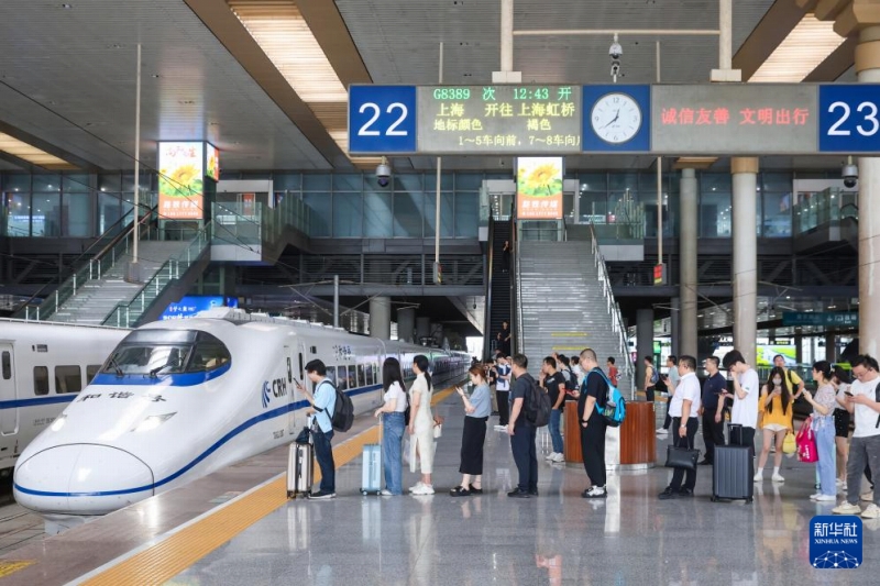 7月15日、南京南駅から高速列車G8389號に乗り込む旅客。