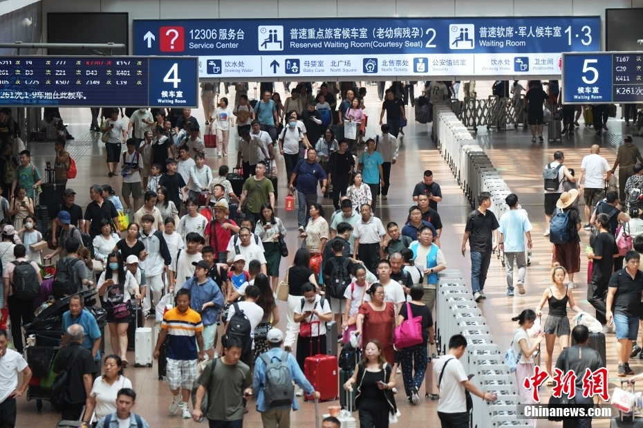 北京西駅構內を行き交う旅客（7月23日撮影?張祥毅）。