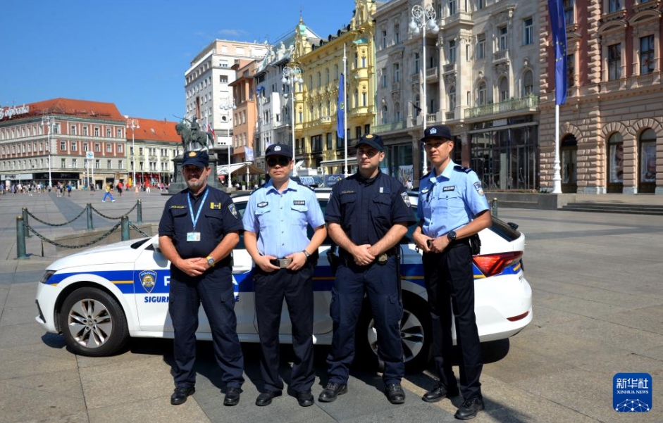 首都ザグレブで合同街頭パトロールを行う中國とクロアチアの警察官(7月23日撮影?李學軍)。