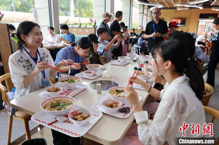 日本の青少年友好交流団が柳州タニシ麺を味わい、伝統(tǒng)文化を體験　広西